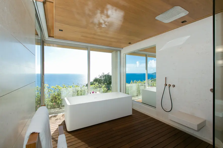 Bedroom 2 bathroom with bathtub facing the sea