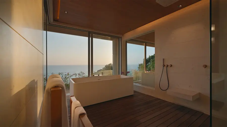 Bedroom 3 bathroom at sunset