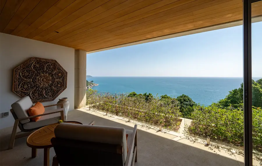 Bedroom 4 balcony with sea view