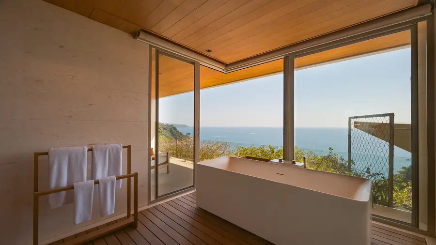 Bedroom 4 bathroom with bathtub facing the sea