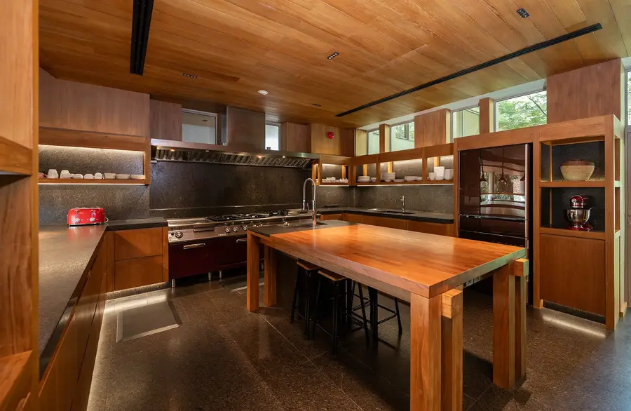 Fully equipped chef's kitchen
