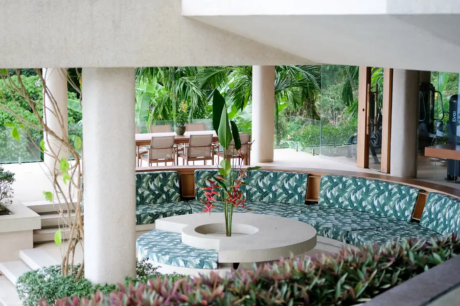 Sunken sala lounge with tropical fabrics